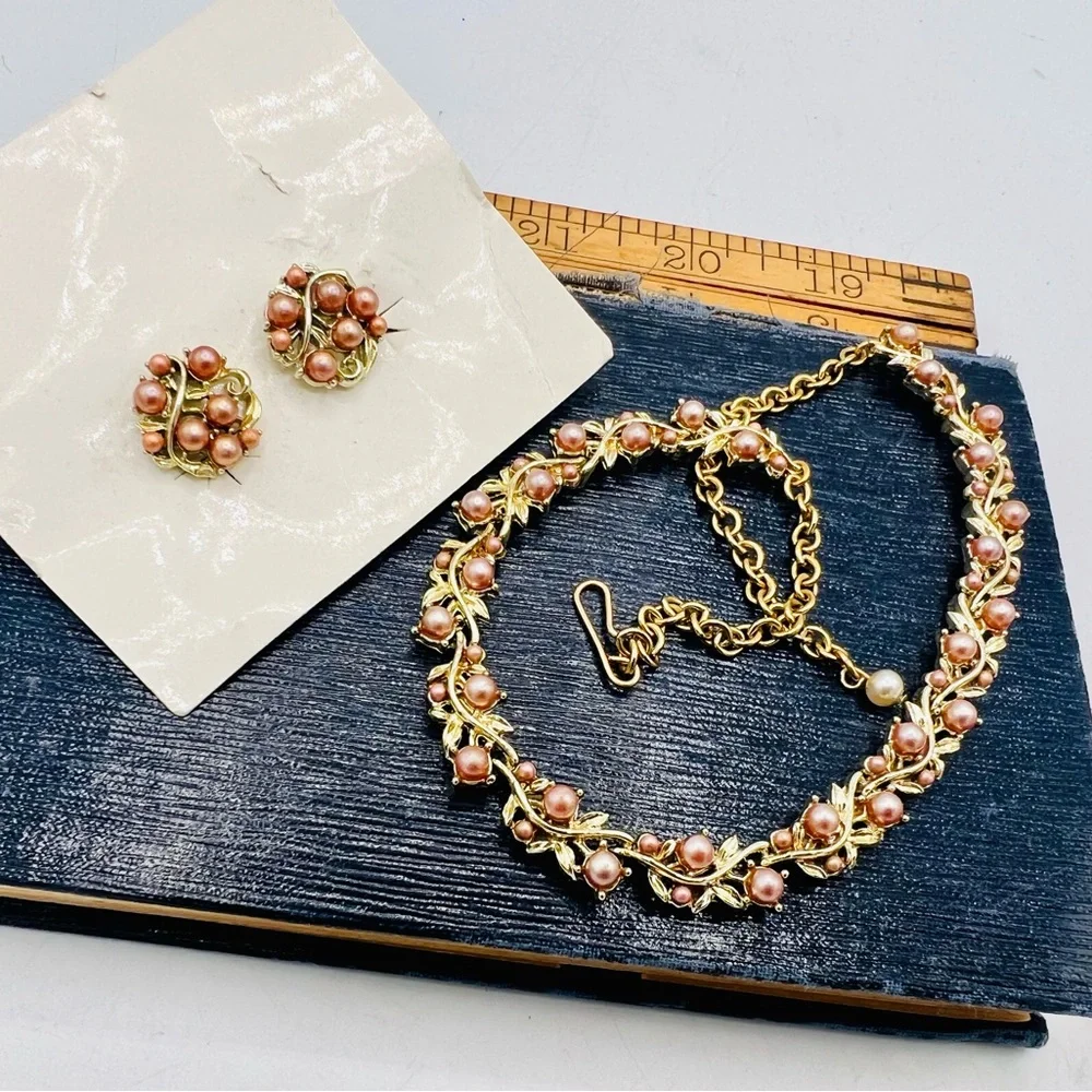 Vintage new old stock gold tone peach faux pearl choker & clip on earrings set - Picture 4 of 6